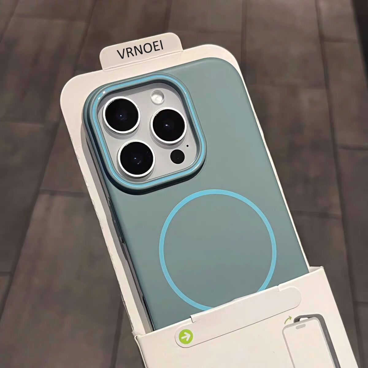 Phone Accessories Design - Custodia di Lusso con Ricarica Wireless